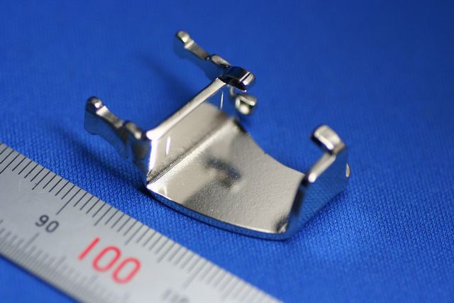 SPCC製　板金部品（タグ取付け器ホルダー部品）画像